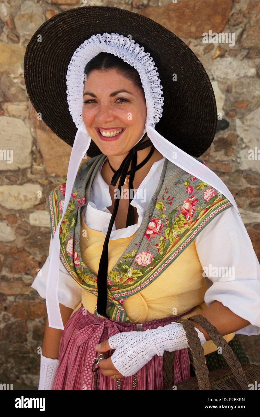 France, Alpes Maritimes, Cannes, danseuse en costume traditionnel provençal  dans l'ancien quartier de la Suquet Photo Stock - Alamy