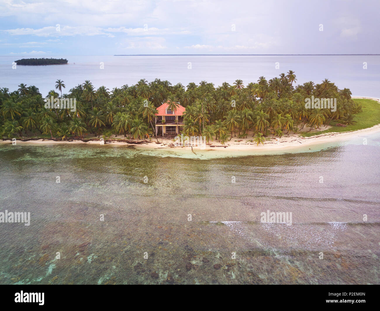 Maison sur l'île privée de la mer des Caraïbes en vue de drones aériens Banque D'Images