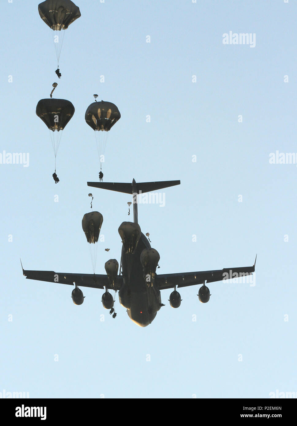 CHECHLO, Pologne - Compagnie de parachutistes avec D, 2e Bataillon, 503e Régiment d'infanterie, 173e Brigade aéroportée, sauter d'un C-17 Globemaster III à Dąbrówka lookout dans Chechło, Pologne, au cours de l'exercice d'insertion Grève à baïonnette, Septembre 12, 2016. La 173e Brigade aéroportée, basée à Vicenza, Italie, est la force de réaction d'urgence de l'armée en Europe, et il est capable de projeter des forces canadiennes de mener une gamme d'opérations militaires à travers les États-Unis, l'Afrique centrale et les domaines de responsabilité de la commande dans un délai de 18 heures. Opération Atlantic résoudre est un effort dirigé par les États-Unis dans l'Est Banque D'Images