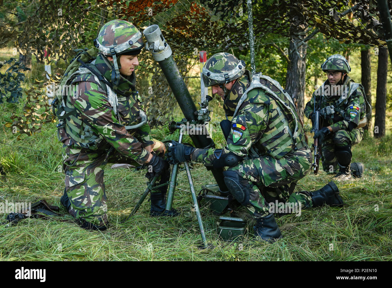Soldats roumains du 33e Bataillon de montagne m'aim Posada 120 système de mortier lors d'une attaque simulée au cours de l'exercice Combined Résoudre VII à l'armée américaine dans le centre de préparation interarmées multinationale Hohenfels Allemagne, le 11 septembre 2016. Résoudre combiné VII est un 7e armée le commandement de l'instruction, de l'armée américaine l'Europe-dirigé, l'exercice en cours à l'Grafenwoehr Hohenfels et zones d'entraînement, le 8 août au 15 septembre 2016. L'exercice est conçu pour former les forces de l'armée affectés à l'échelle régionale pour les États-Unis en Europe. Résoudre combiné VII comprend plus de 3 500 participants de 16 NAT Banque D'Images