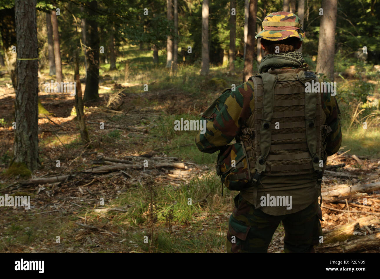 Un soldat belge observe son secteur d'incendie lors d'une opération défensive simulé au cours de l'exercice Combined Résoudre VII à l'armée américaine dans le centre de préparation interarmées multinationale Hohenfels Allemagne, 8 septembre 2016. Résoudre combiné VII est un 7e armée le commandement de l'instruction, de l'armée américaine l'Europe-dirigé, l'exercice en cours à l'Grafenwoehr Hohenfels et zones d'entraînement, le 8 août au 15 septembre 2016. L'exercice est conçu pour former les forces de l'armée affectés à l'échelle régionale pour les États-Unis en Europe. Résoudre combiné VII comprend plus de 3 500 participants de 16 pays de l'OTAN et partenaire européen nat Banque D'Images