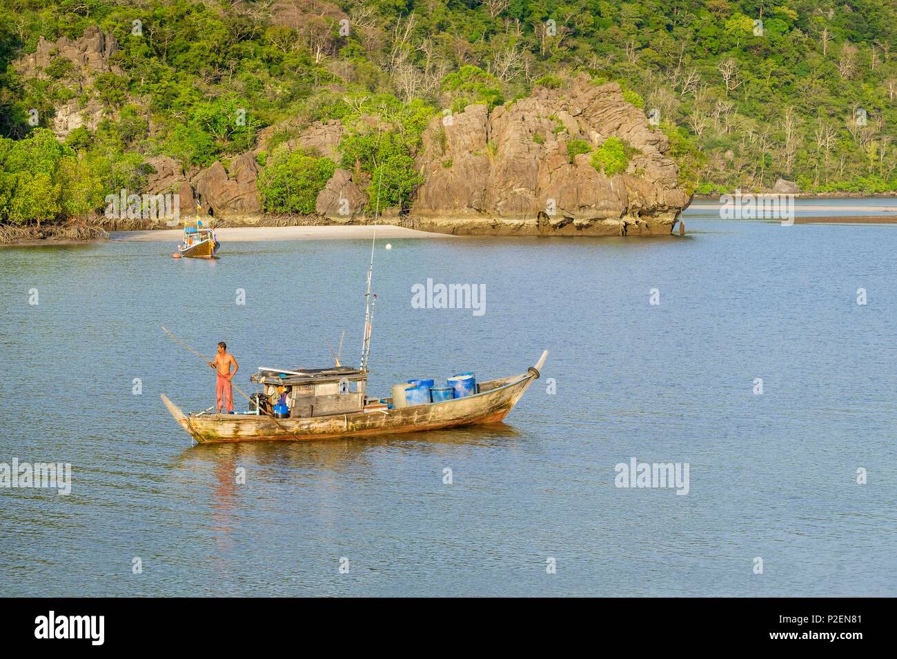 La Thaïlande, province de Phang Nga, Parc national marin de Tarutao, Ko Tarutao island, les pêcheurs à Ao Pante Malacca bay Banque D'Images