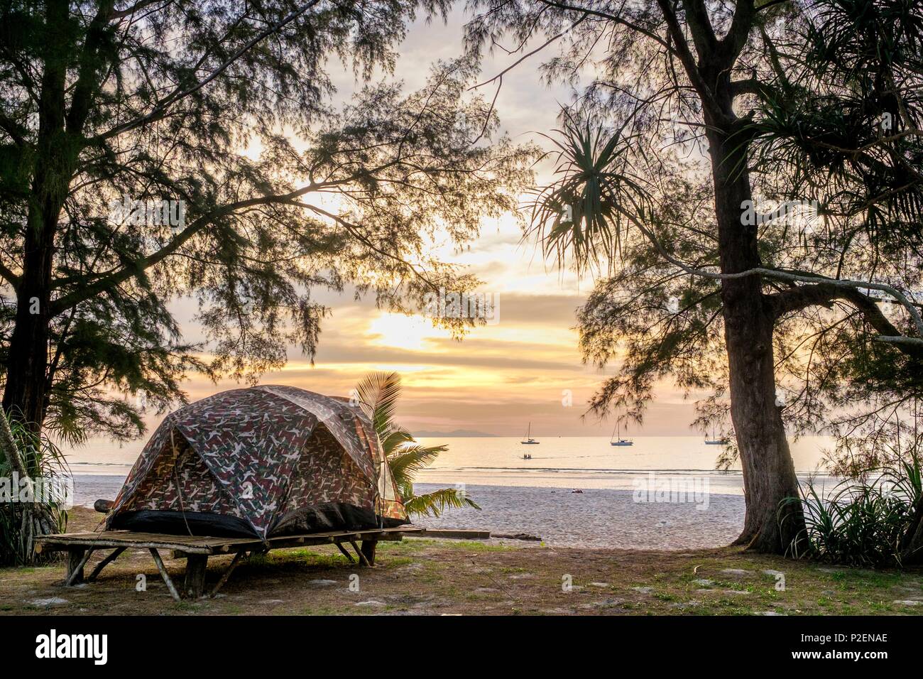 La Thaïlande, province de Phang Nga, Parc national marin de Tarutao, Ko Tarutao island, camping à Ao Pante Malacca beach Banque D'Images