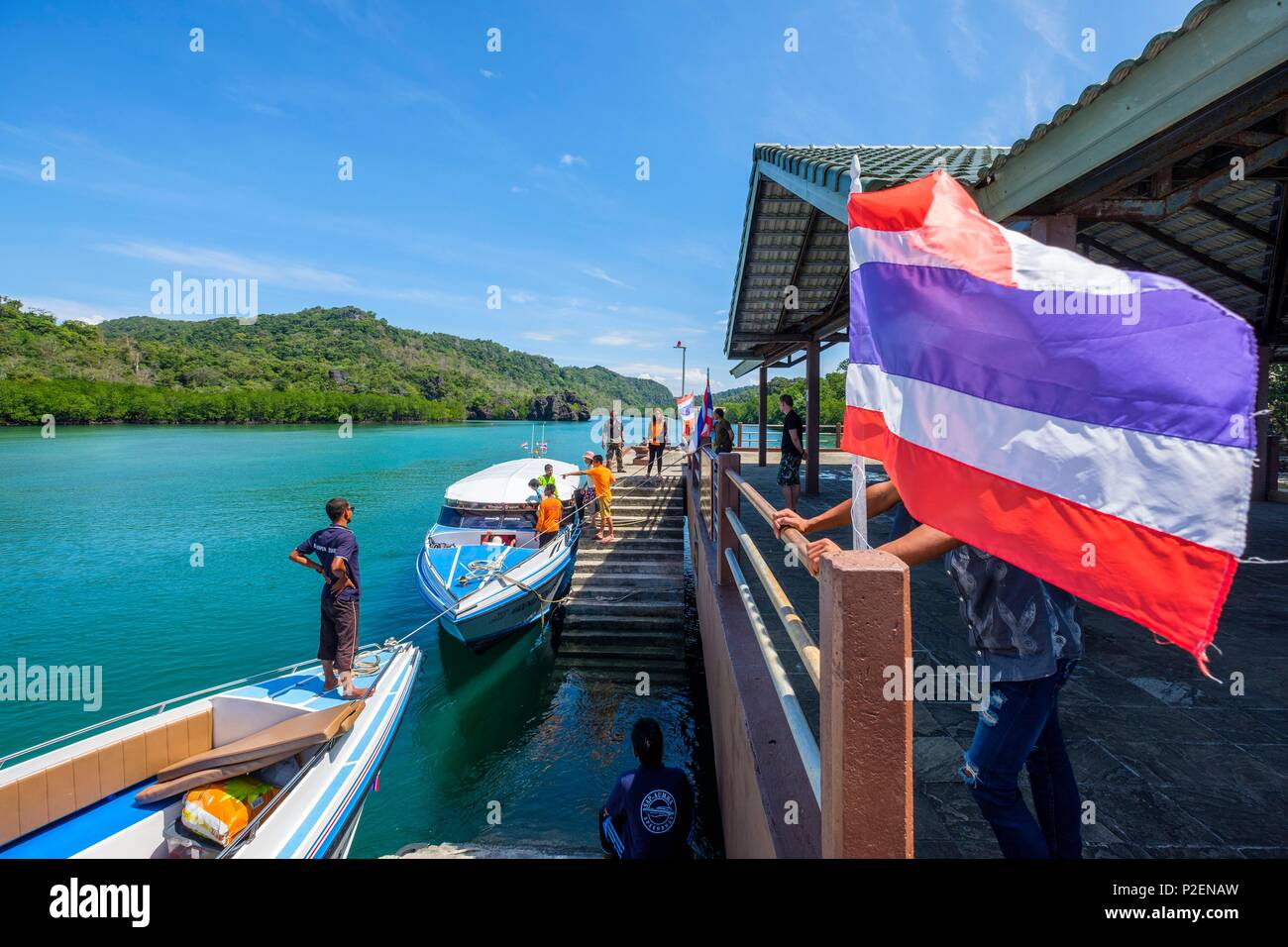 La Thaïlande, province de Phang Nga, Parc national marin de Tarutao, Ko Tarutao island, arrivée de la vitesse au bateau Ao Pante jetée de Malacca Banque D'Images