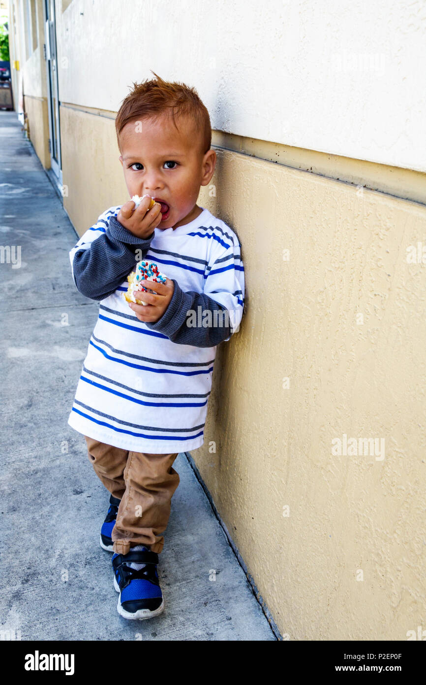 Florida Homestead,Miami,hispanique,immigrants immigrants,garçons,garçon enfant enfants enfants enfants jeune,enfant,manger,dessert,cupcake,nourriture sucrée,F Banque D'Images