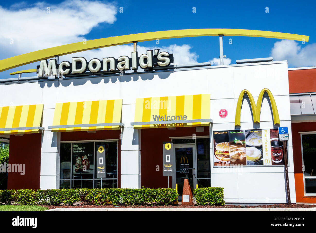 Floride Miami McDonald's restaurant fast food entrée golden arches