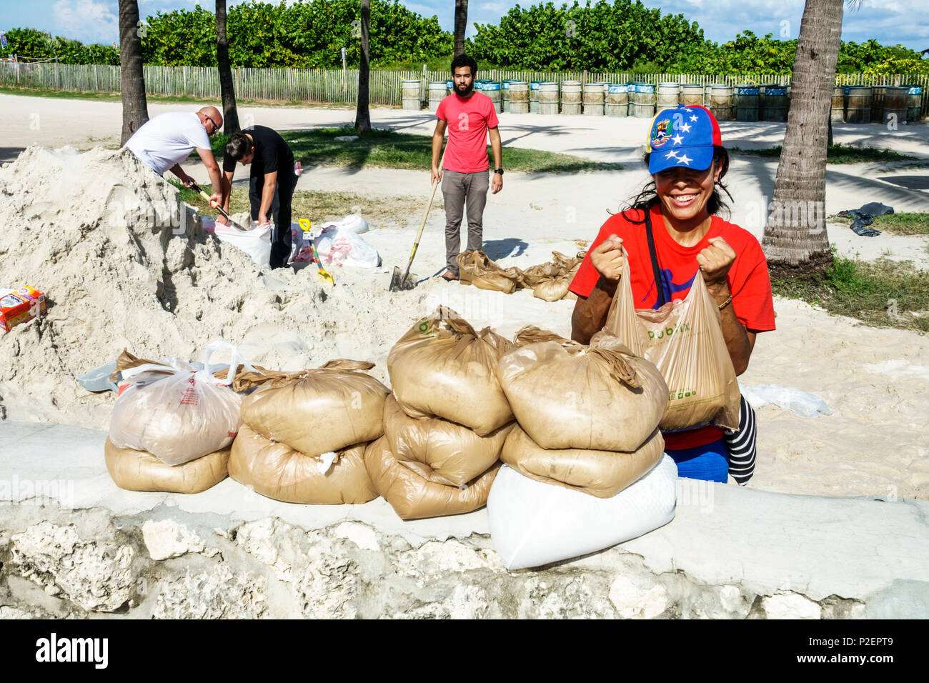 Miami Beach Florida,sacs de sable gratuits,Hurricane Irma,préparation,contrôle des crues,bénévoles bénévoles bénévoles travailleurs du travail, travail d'équipe toge Banque D'Images