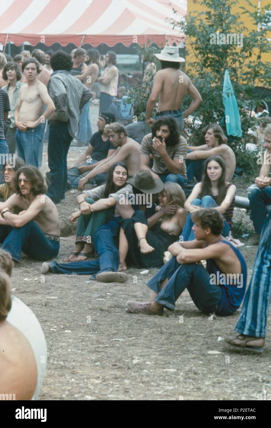 Les jeunes se détendre lors d'un festival rock à Powder Ridge, Connecticut), ch. Des années 1970. Banque D'Images