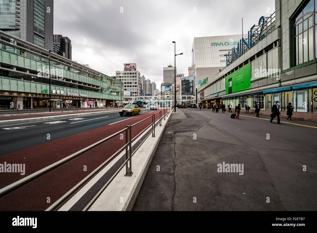 Koshu Kaido rue en face de la gare de Shinjuku, sortie sud de Shinjuku, Tokyo, Japon Banque D'Images