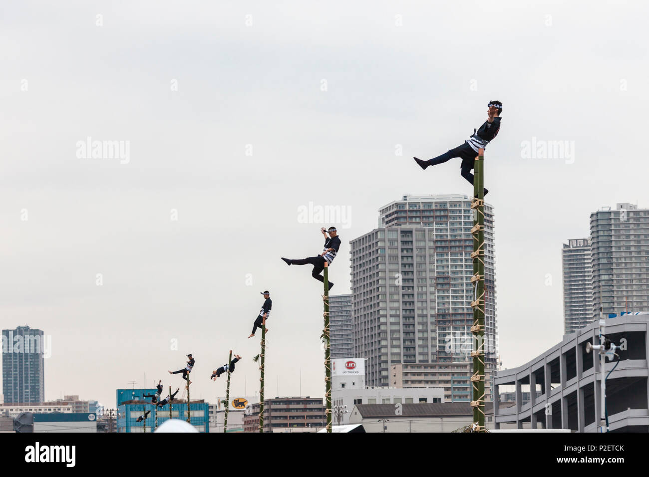 Démonstration acrobatique de pompiers traditionnels pendant Dezome-shiki à Odaiba, Tokyo, Japon Banque D'Images