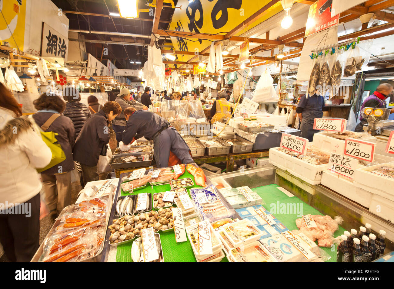 Clients d'acheter du poisson au marché aux poissons de Tsukiji, Chuo-ku, Tokyo, Japon Banque D'Images