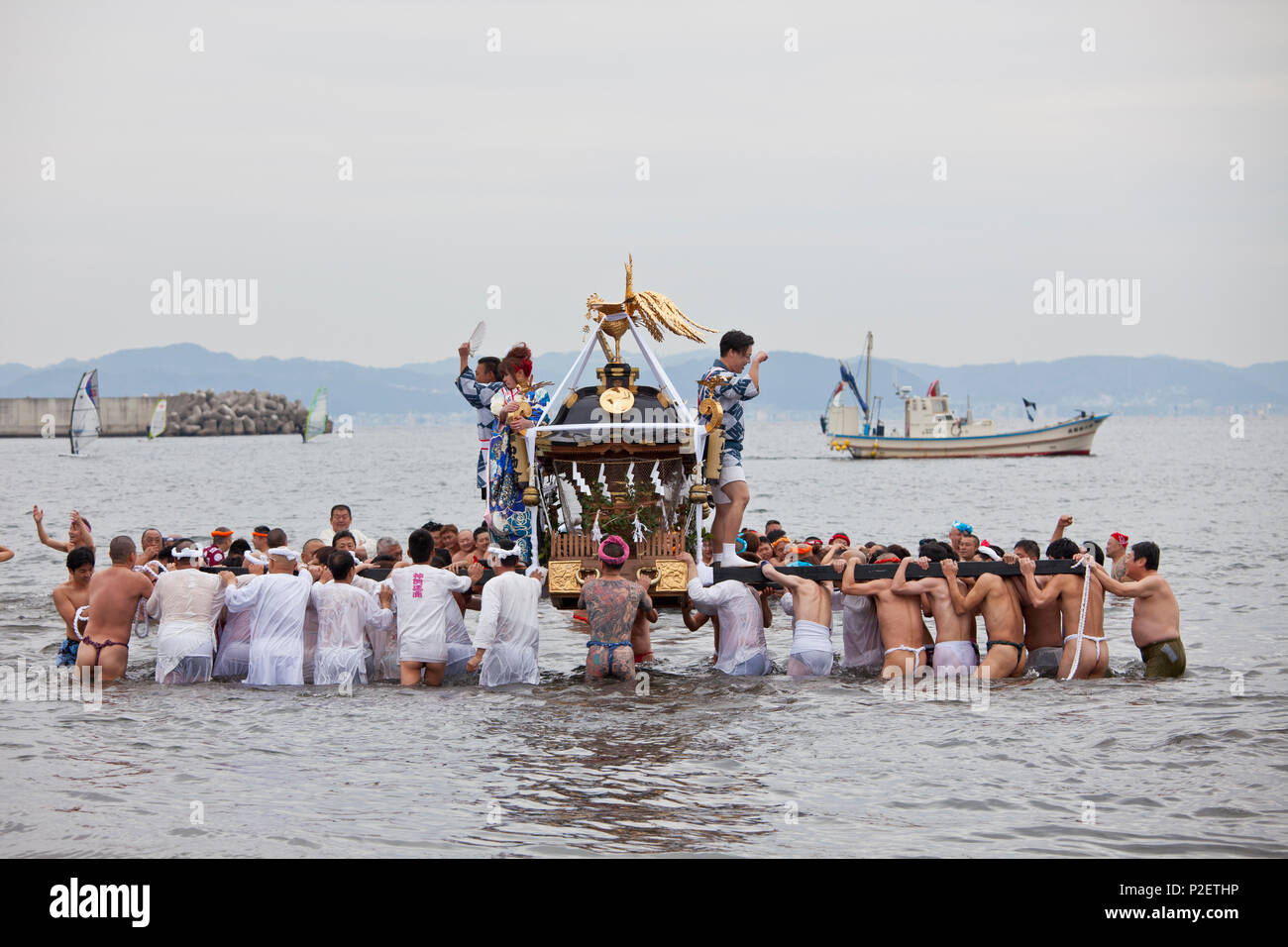 Portable Omikoshi culte effectué en mer au cours de Seijin-Sai-Festival à plage d'Enoshima, Fujisawa, préfecture de Kanagawa, Japon Banque D'Images