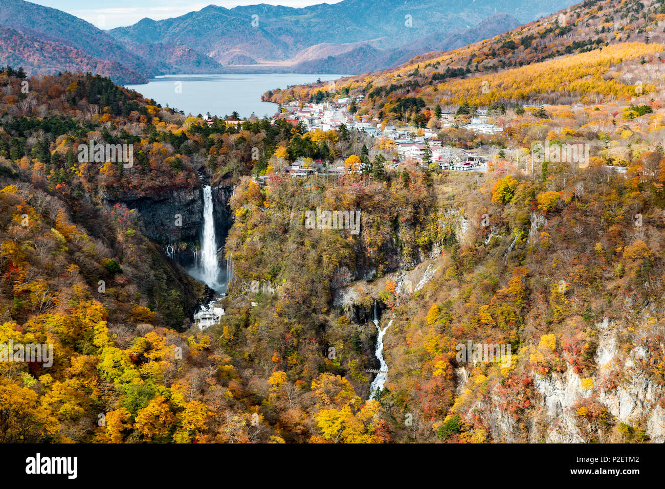 Nikko chutes Kegon et le lac Chuzenji coloré de l'automne, Nikko, Tochigi Prefecture, Japan Banque D'Images