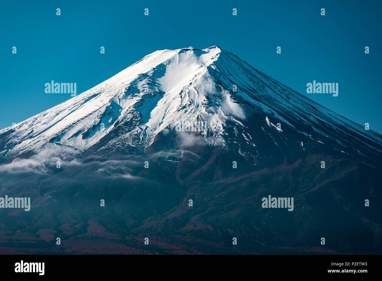 Mt. Fuji en automne couverte de neige et peu de nuages, Fujiyoshida, préfecture de Yamanashi, Japon Banque D'Images