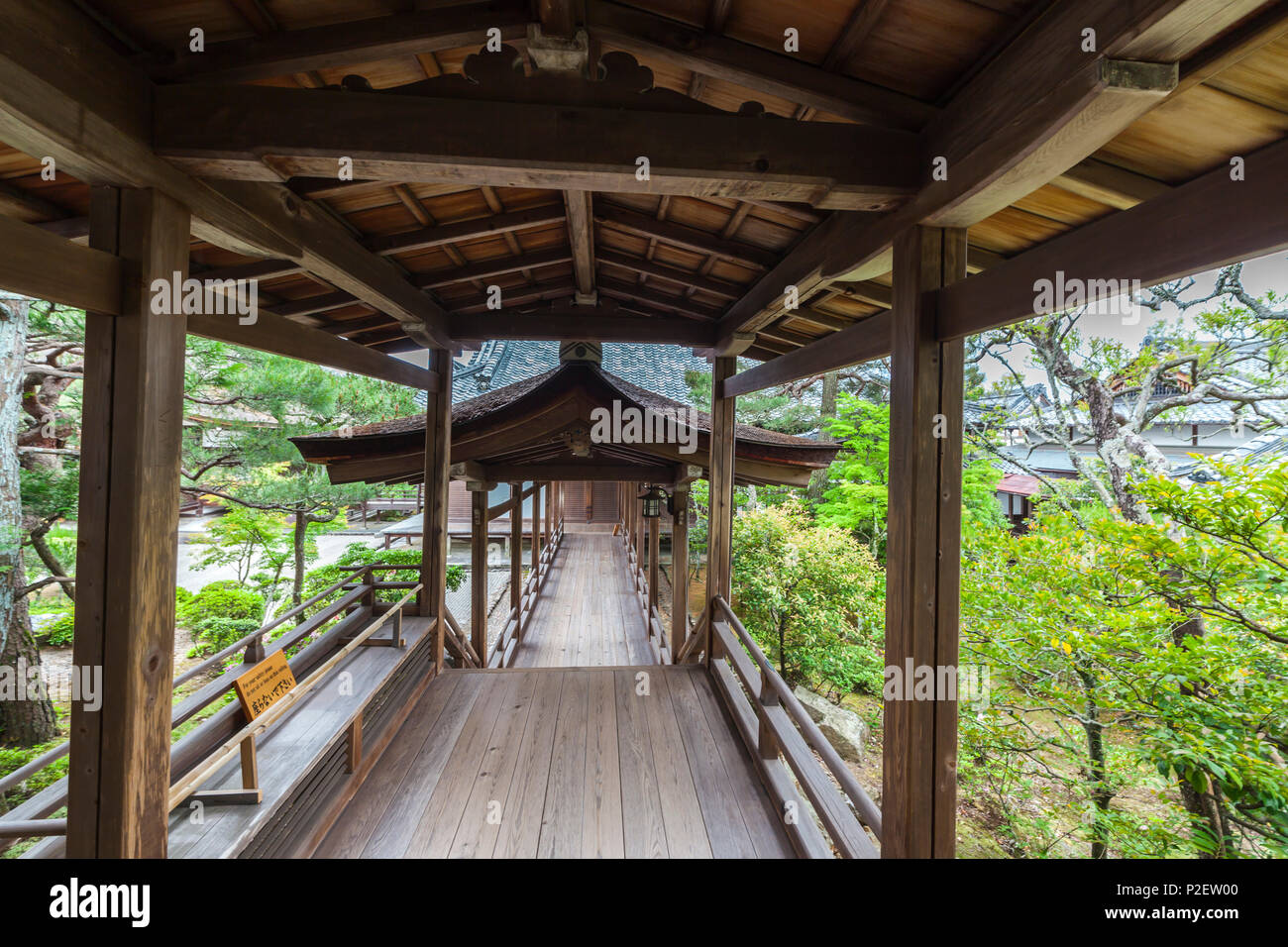 Sentier en bois avec toit de Temple Ninna-ji, Kyoto, Japon Banque D'Images