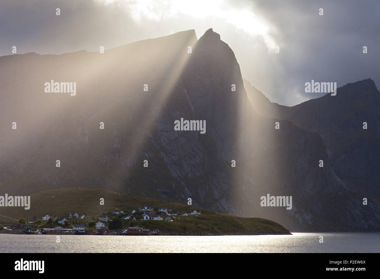 Du soleil, des montagnes, pur, tempête, les terres du Nord, de l'Arctique, l'été, Lofoten, Norvège Banque D'Images