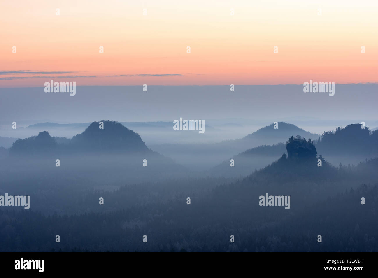 Le lever du soleil, Kleiner Winterberg, Zschand, brouillard, la Suisse Saxonne, Hautes terres, Allemagne Banque D'Images