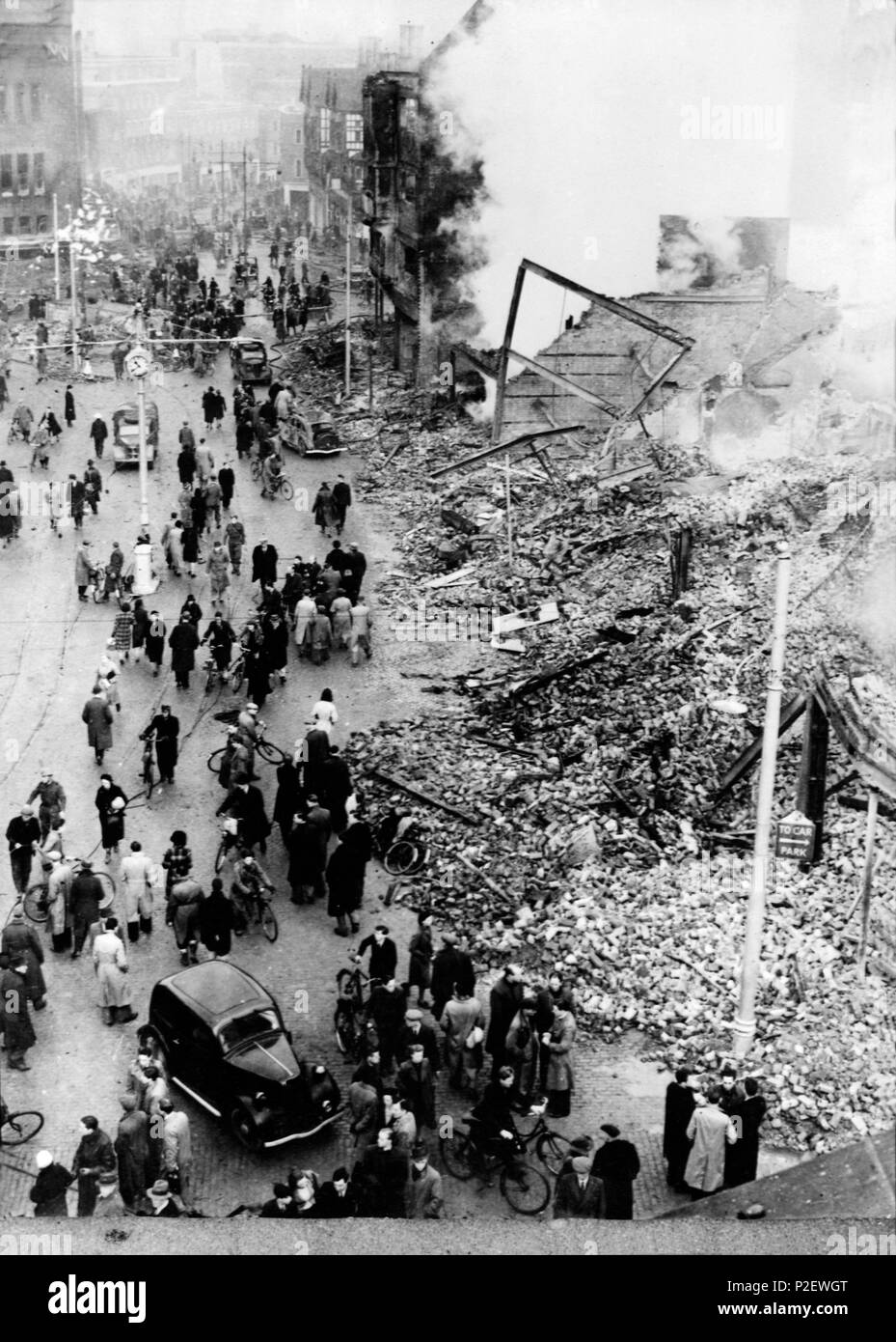 Une rue à Coventry (Angleterre) après un bombardement nazi. Banque D'Images