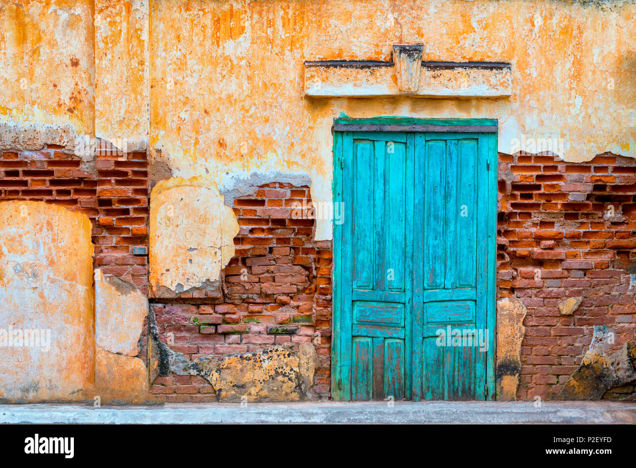 Ancien bâtiment colonial français avec la décoloration de la peinture écaillée et béton dans Savennakhet, Laos. Banque D'Images