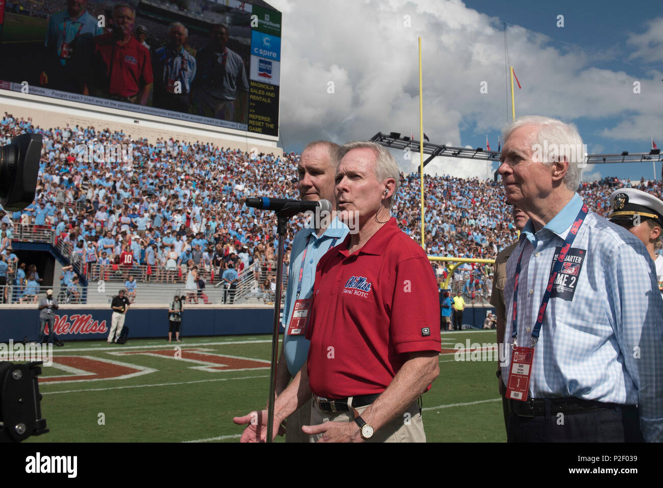 160917-N-LV331-005 OXFORD, Mississippi (sept. 17, 2016) Secrétaire de la Marine (SECNAV) Ray Mabus annonce le nom de l'avenir de la classe Arleigh Burke DDG DDG 126 et 125 comme USS Jack Lucas et USS Louis H. Wilson Jr. durant la Mlle Ole rebelles college football match contre l'Alabama Crimson Tide. Lucas et Wilson sont à la fois la médaille d'honneur du Corps des Marines et les bénéficiaires Mississippiens. (U.S. Photo par marine Spécialiste de la communication de masse 1re classe Armando Gonzales/libérés) Banque D'Images