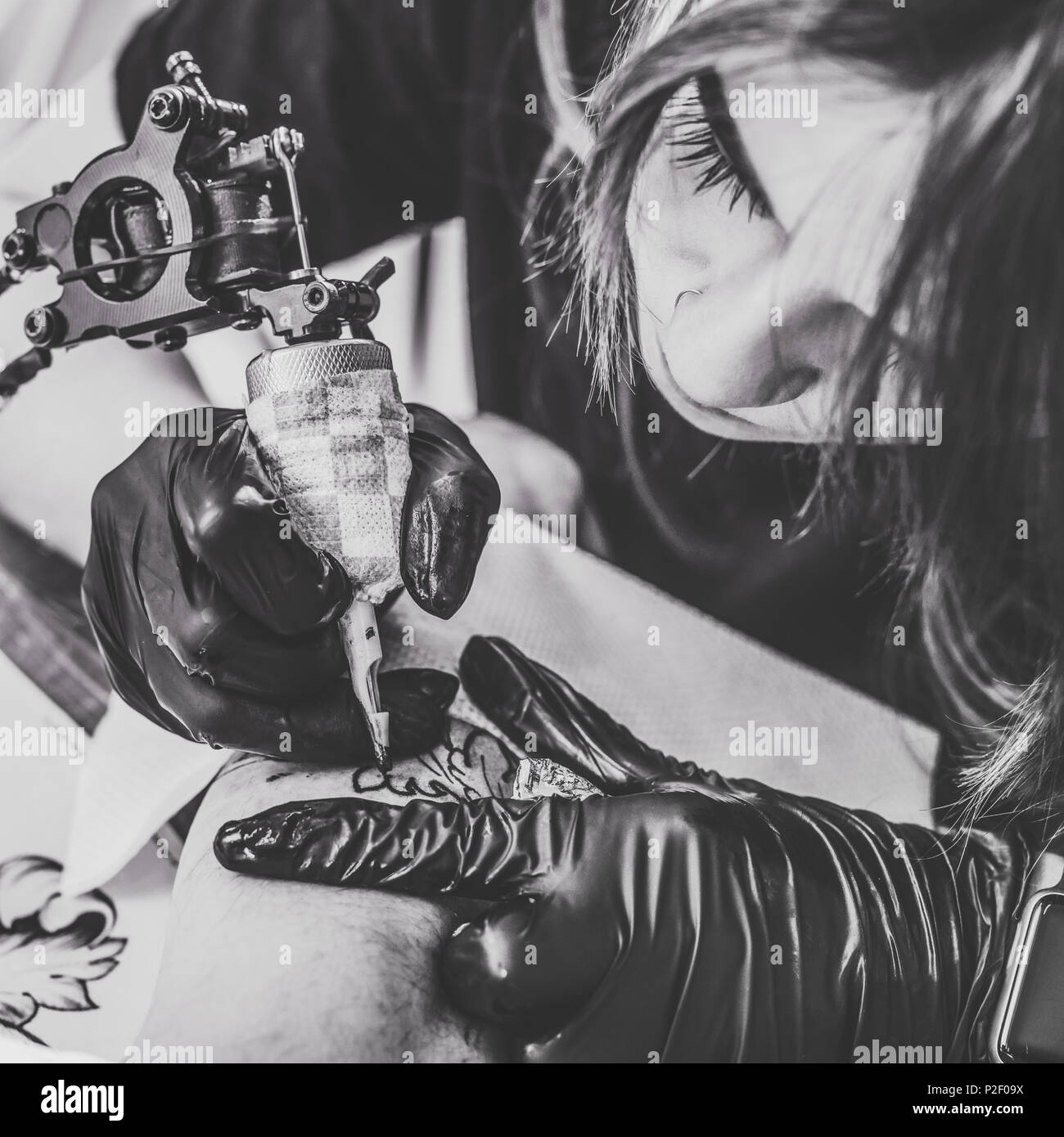 Noir Et Blanc La Photo Dune Femme Pendant Le Tatouage