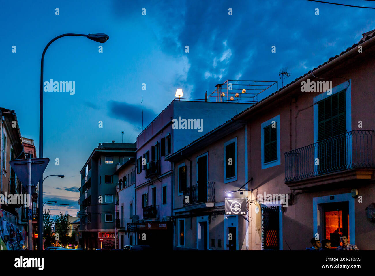 Lampe solitaire dans la nuit sur un toit de Palma, vieille ville, Palma de Mallorca, Majorque, Îles Baléares, Mer Méditerranée, l'Espagne, de l'Union européenne Banque D'Images