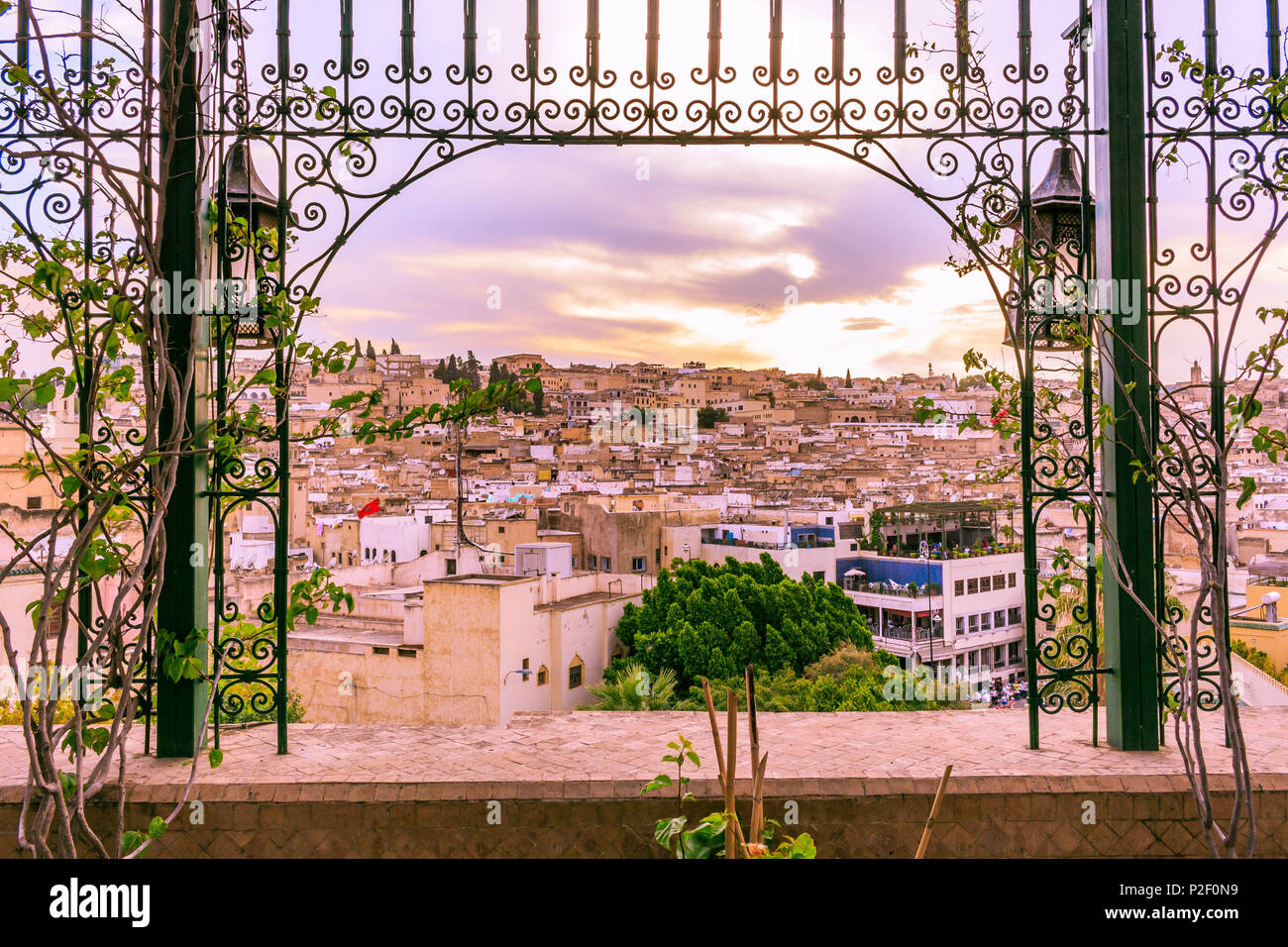Le restaurant sur le toit de coucher du soleil à Fez Maroc Banque D'Images