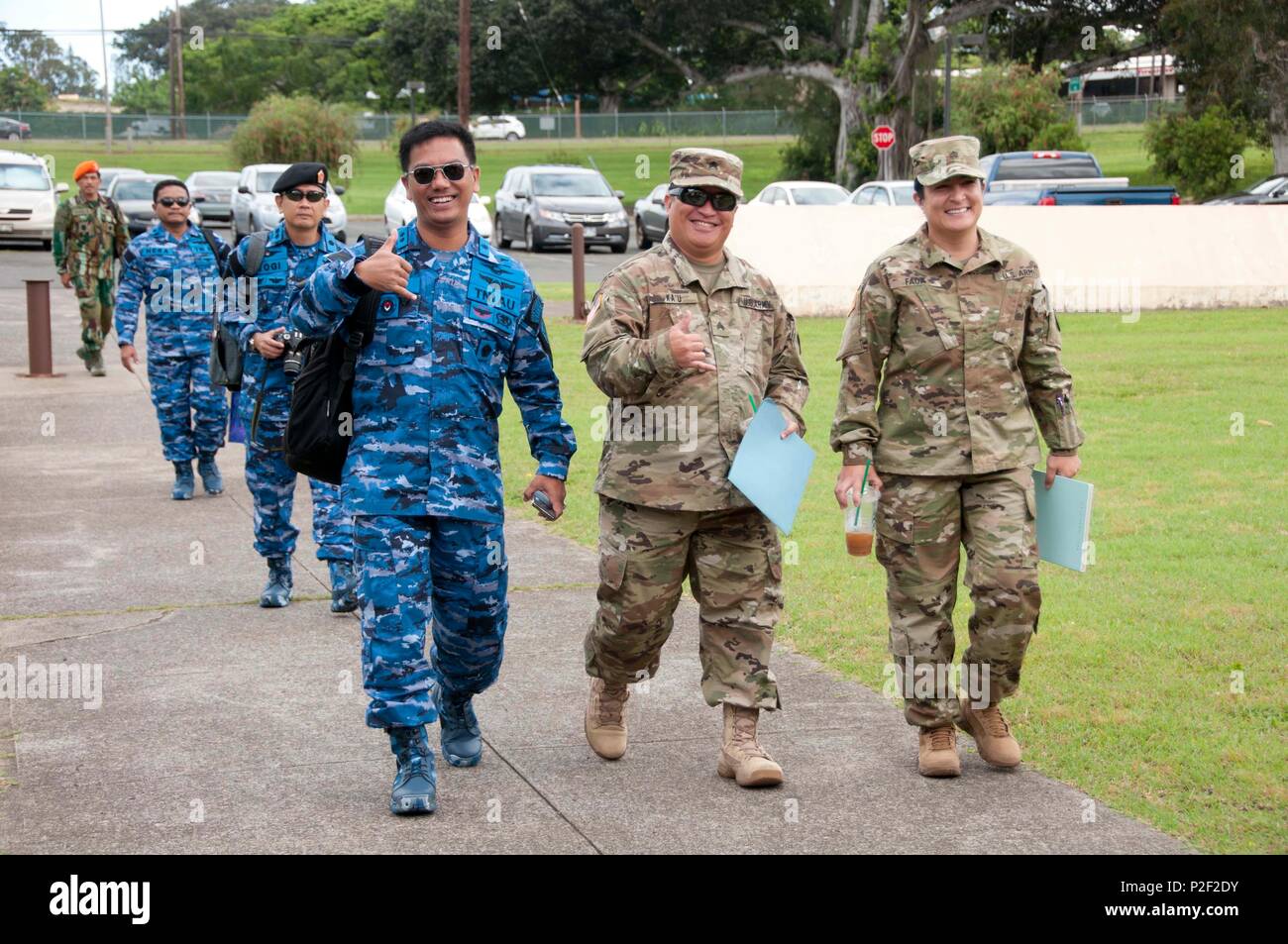 Hawaii et garde nationale d'armée de l'air indonésienne, membres de la délégation de la défense arrivent au 169e Escadron de défense aérienne équipements pour le dernier jour de l'échange d'experts en la matière sur Wheeler Army Airfield, New York, septembre 2016 2. C'est la deuxième fois qu'un expert en la matière d'échange entre l'air et de la défense de l'Indonésie le 169e Escadron de défense aérienne a été menée et la première fois que les indonésiens sont venus à New York. (U.S. Photo de la Garde nationale aérienne d'un membre de la 1re classe Stan Pak/libérés) Banque D'Images