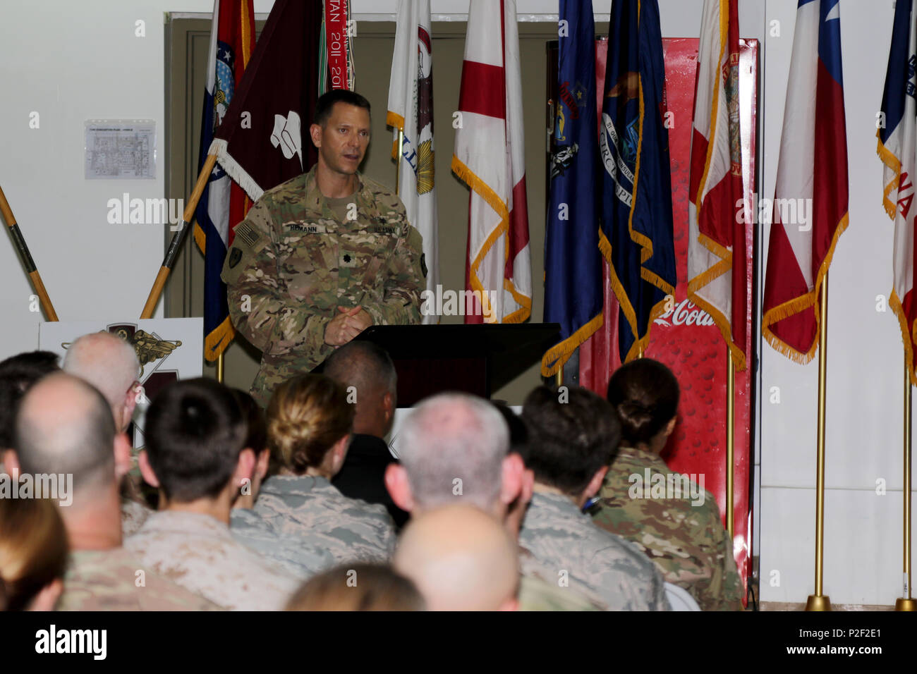 Le lieutenant-colonel Brian Hemann, le théâtre consultant pour la cardiologie à l'armée américaine Hospital-Kuwait, mémoires professionnels de santé militaire au cours de l'USMH-K Healthcare Symposium, le 4 septembre au Camp Arifjan, au Koweït. Le forum multi-composants inclus dans les apparences, le général William Hickman, commandant général adjoint - Opérations de l'armée américaine, centrale et les praticiens de la santé, les dirigeants et collaborateurs de l'armée américaine, Marine Corps, la marine, la Force aérienne, ainsi que de l'hôpital militaire du Koweït. Banque D'Images