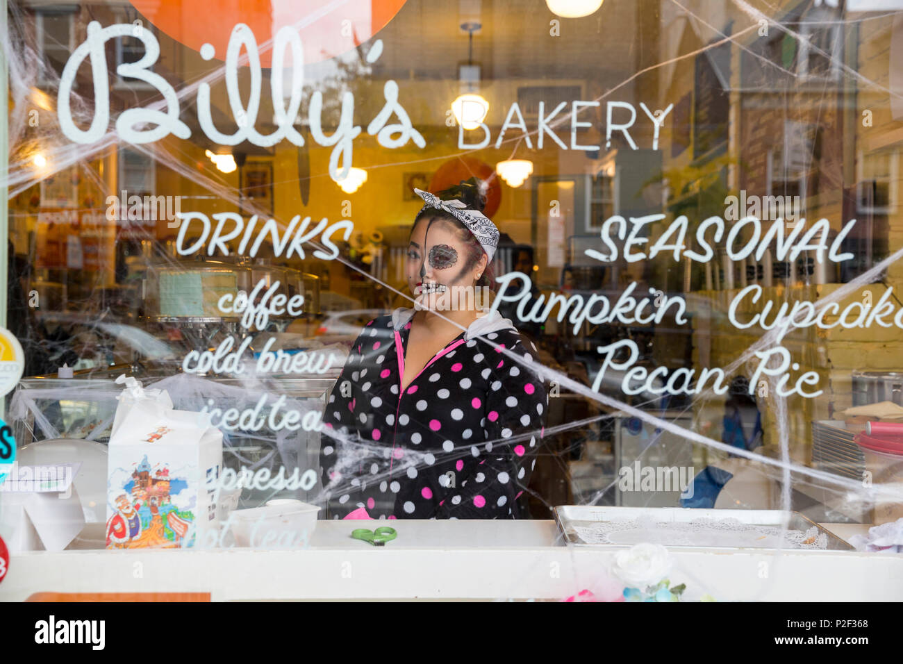 Femme portant un costume d'Halloween à Billy's Bakery, galerie salon, Lower East Side, Chelsea, Manhattan, New York City, Banque D'Images