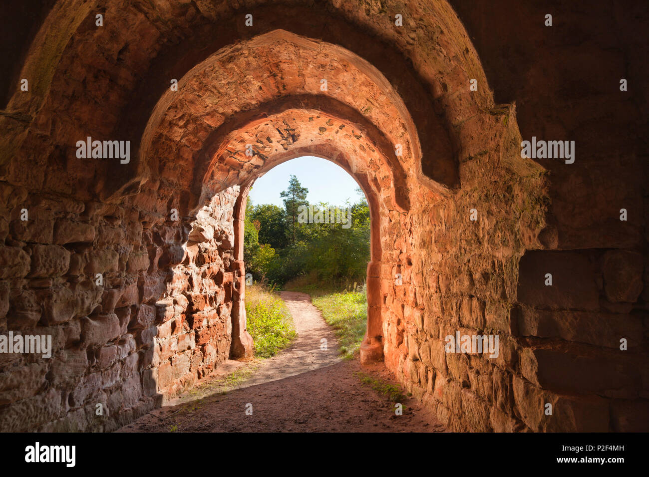 Gate à château Drachenfels, près de Busenberg, Dahner Felsenland, parc naturel de la Forêt du Palatinat, Rhénanie-Palatinat, Allemagne Banque D'Images