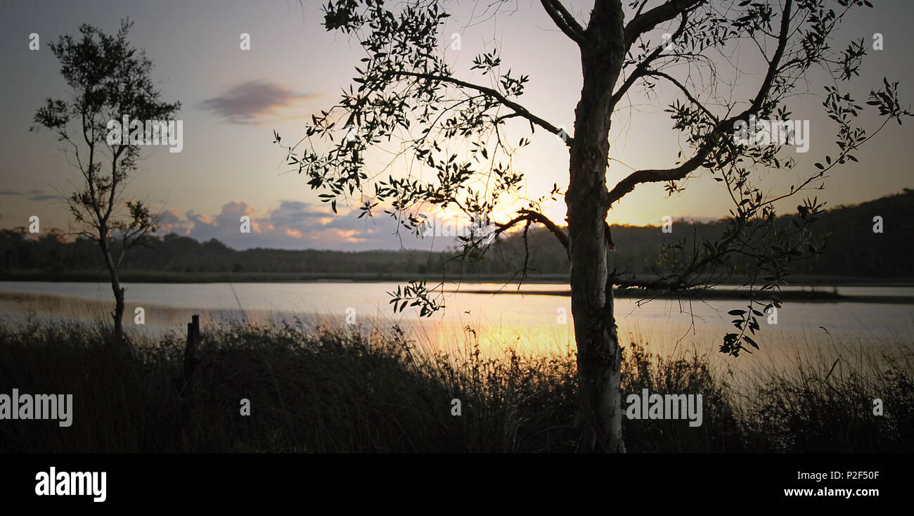 Vue de lake cathie , de la perchaude trou sur le coucher du soleil. coucher de soleil sur l'eau. magnifique lac et de réflexions. Banque D'Images