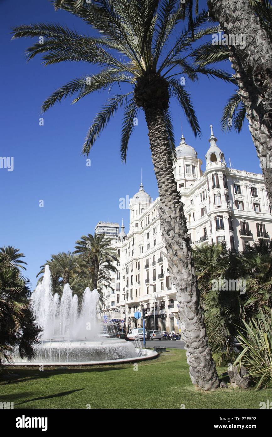 Espagne - région autonome de Valence - L'ALACANTÍ (district) - Alicante. Alicante (capitale), de la Plaza Puerta del Mar y Casa Carbonell. Banque D'Images