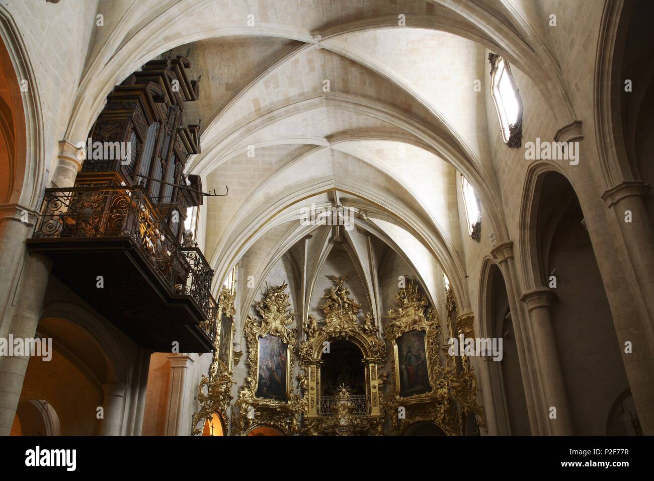 Espagne - région autonome de Valence - L'ALACANTÍ (district) - Alicante. Alicante (capitale) ; Eglise de Santa María (gótica) es la más antigua de la ciudad, nef, l'autel central mayor y órgano barroco. Banque D'Images