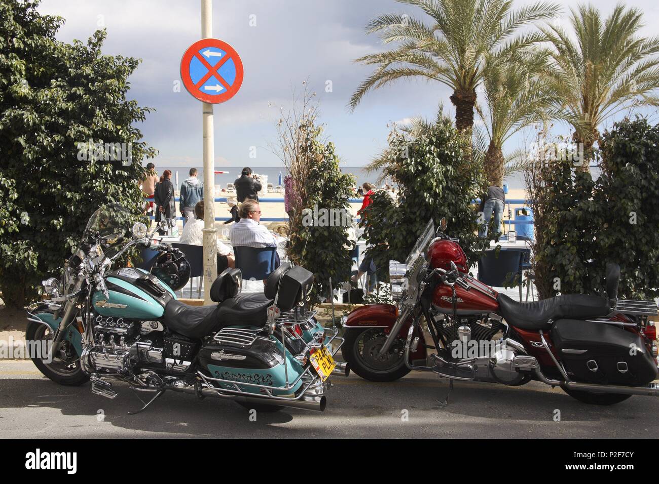 Espagne - région autonome de Valence - L'ALACANTÍ (district) - Alicante. Alicante (capitale) ; motos 'Harley' junto a la playa del Postiguet. Banque D'Images