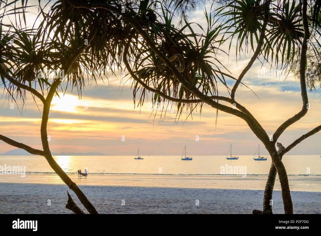 La Thaïlande, province de Phang Nga, Parc national marin de Tarutao, Ko Tarutao island, coucher du soleil à Ao Pante Malacca beach Banque D'Images