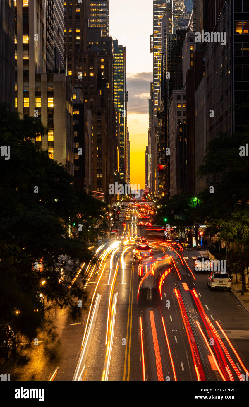 Manhattanhenge quand le soleil se couche le long de la 42e rue à NEW YORK Banque D'Images
