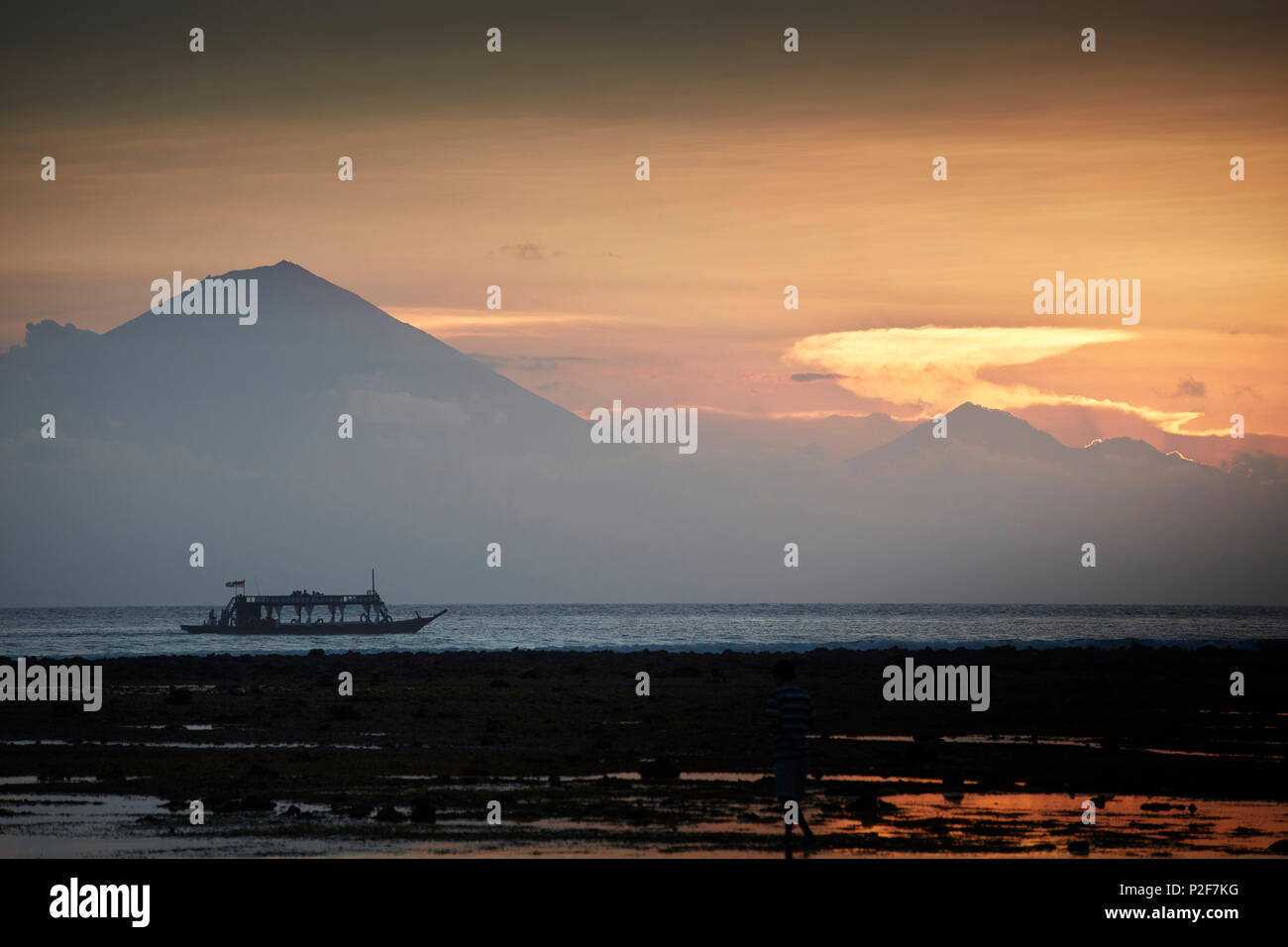 Coucher du soleil, vue de Bali et les volcans Agung et Batur, Gili Trawangan, Lombok, Indonésie Banque D'Images