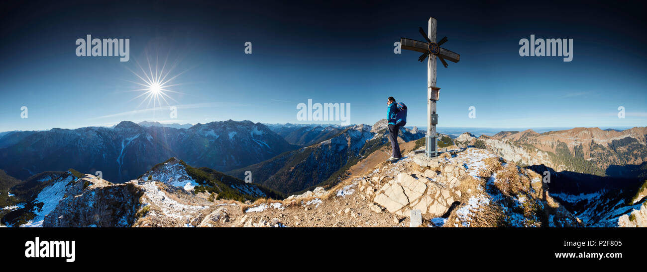 Les randonneurs à la fin de l'automne, lors du sommet de l'Alpes d'Ammergau, Scheinbergspitze, Allemagne Banque D'Images