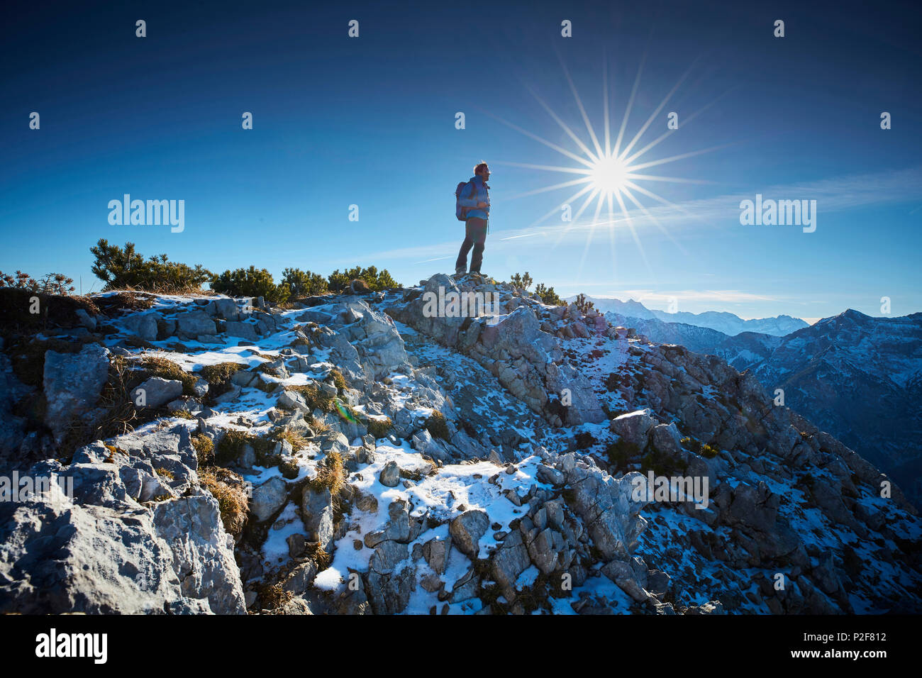 Randonneur dans la fin de l'automne, lors du sommet de l'Alpes d'Ammergau, Scheinbergspitze, Allemagne Banque D'Images
