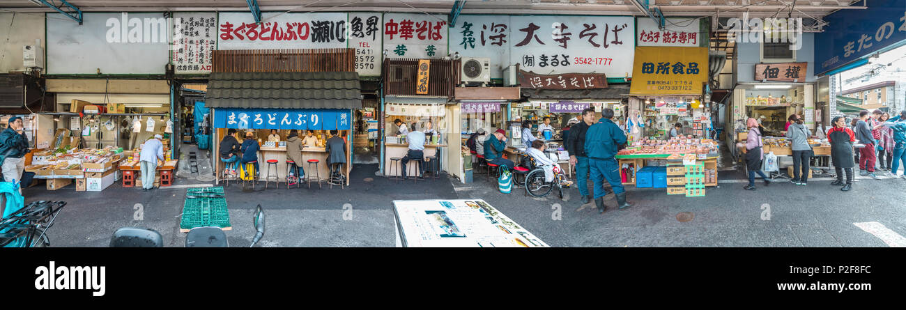 Panorama de boutiques et restaurants à l'extérieur, marché de Tsukiji Chuo-ku, Tokyo, Japon Banque D'Images