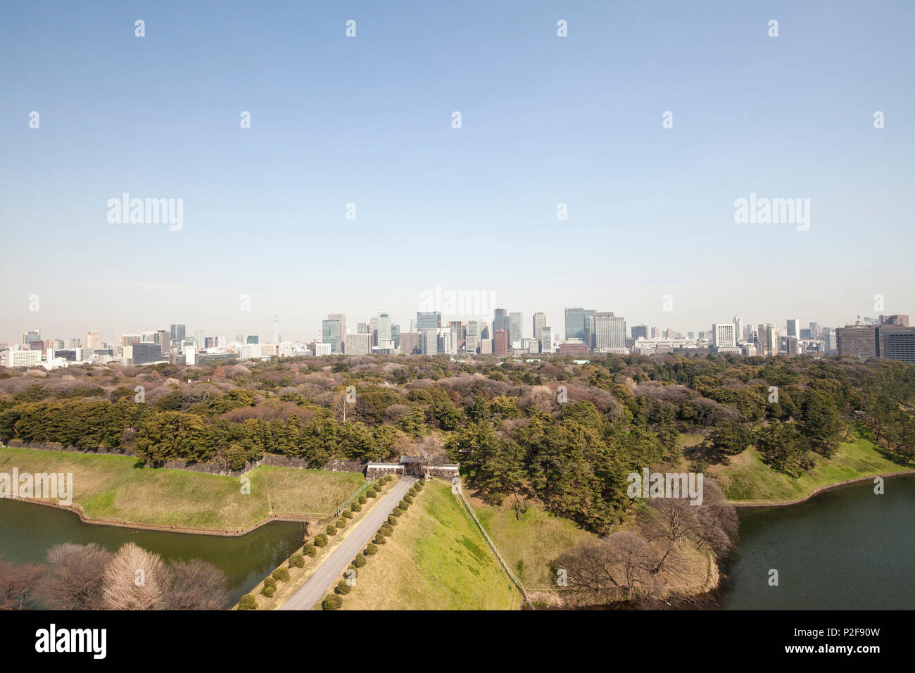 La masse du Palais Impérial avec quartier Marunouchi en arrière-plan, Chiyoda-ku, Tokyo, Japon Banque D'Images