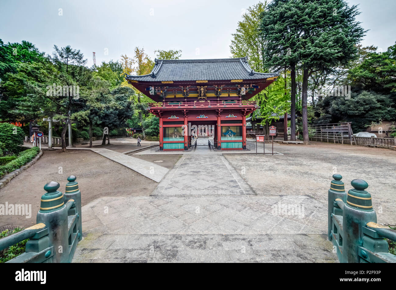 En face de la porte principale, Nezu-Shrine Yanaka, Taito-ku, Tokyo, Japon Banque D'Images