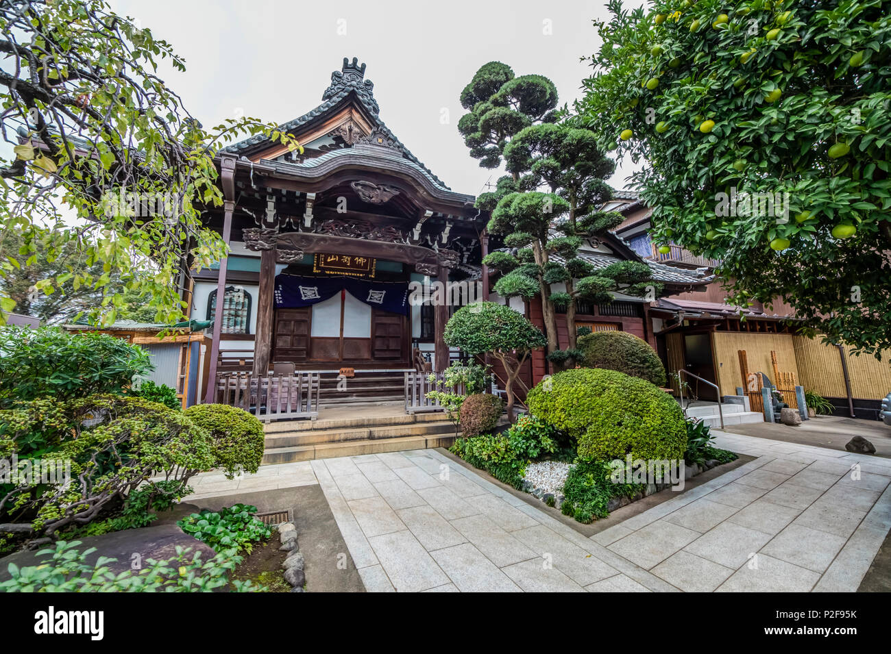 Un petit temple dans Yanaka, Taito-ku, Tokyo, Japon Banque D'Images