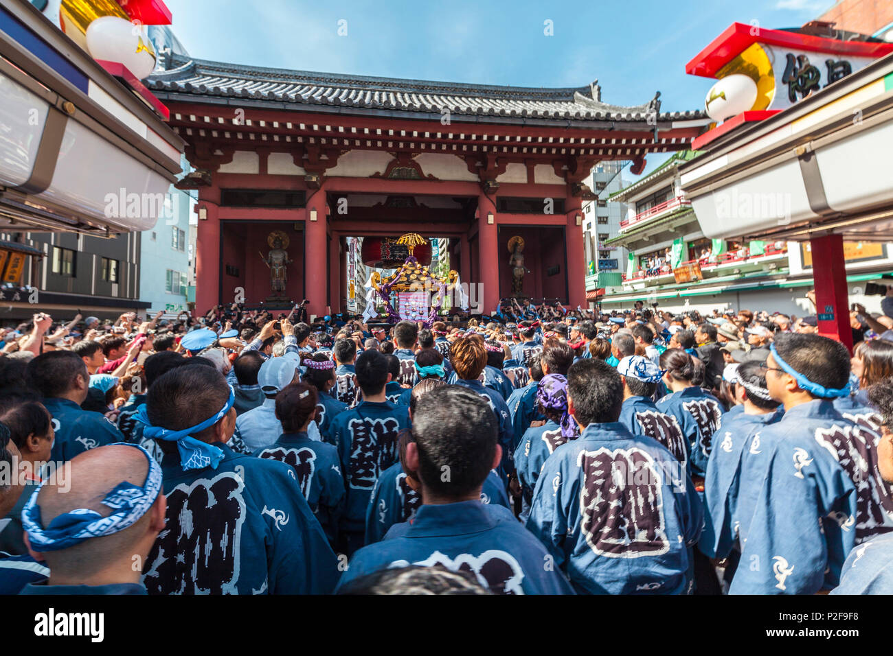 Le port japonais yukata bleu festival comptable flotter dans l'avant de Kaminari-mon au cours de Sanja Matsuri à Asakusa, Taito-ku, Tokyo, Banque D'Images