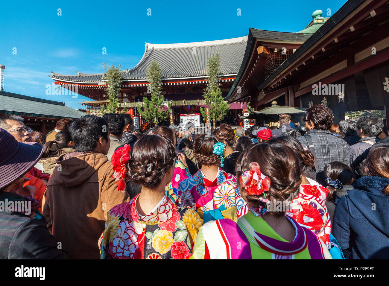 Les jeunes femmes japonaises portant des kimono en face de Temple Senso-ji à Asakusa au cours de la nouvelle année, Taito-ku, Tokyo, Japon Banque D'Images