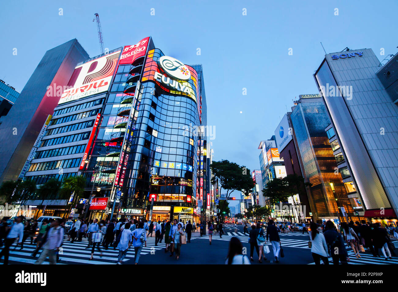 Sukiyabashi avec passage piétons à Ginza à heure bleue, Chuo-ku, Tokyo, Japon Banque D'Images