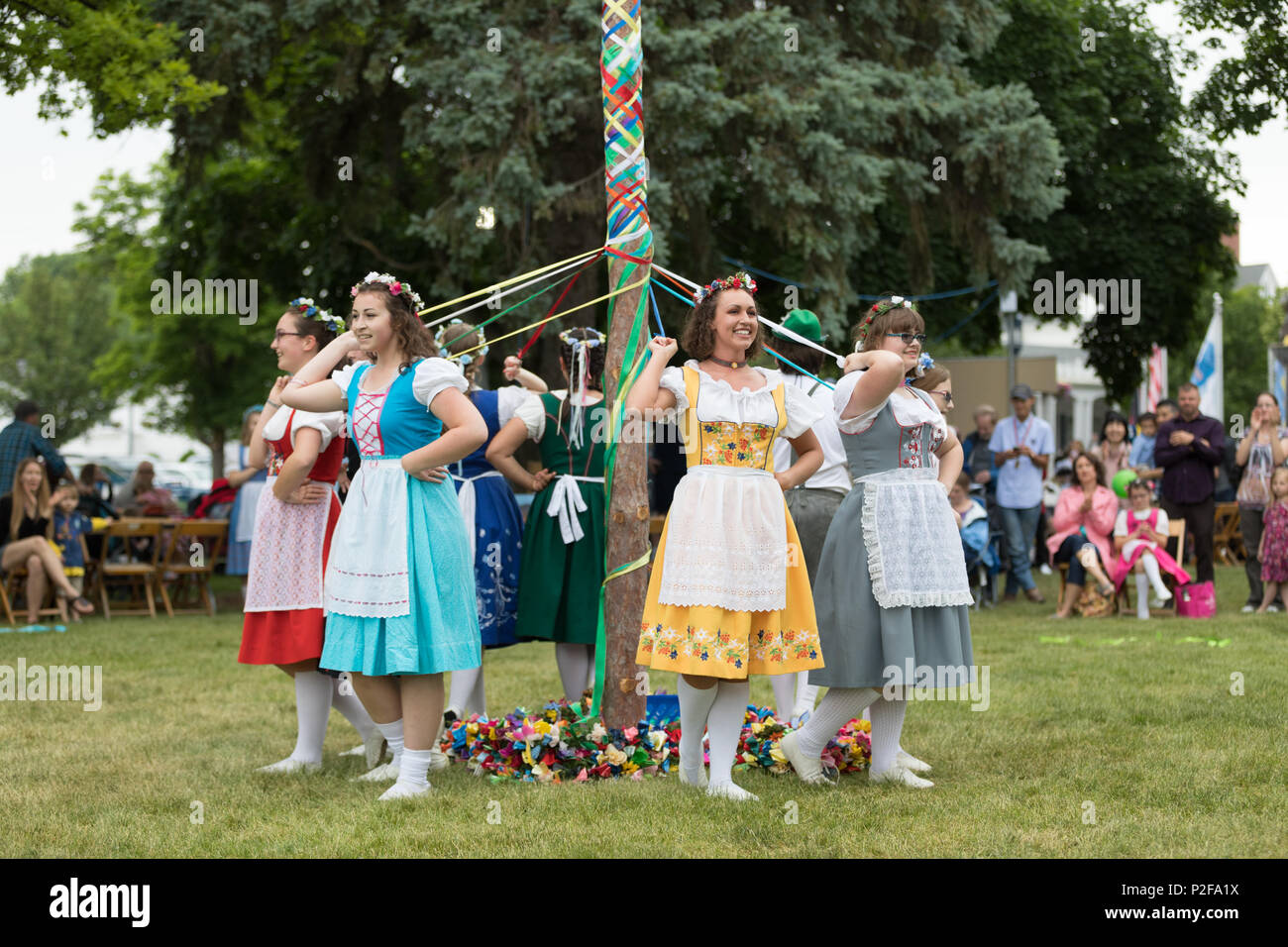 Frankenmuth, Michigan, USA - Le 10 juin 2018 Membres de l'Frankenmuth dance centre effectuer le maypole dance durant la fête bavaroise. Banque D'Images