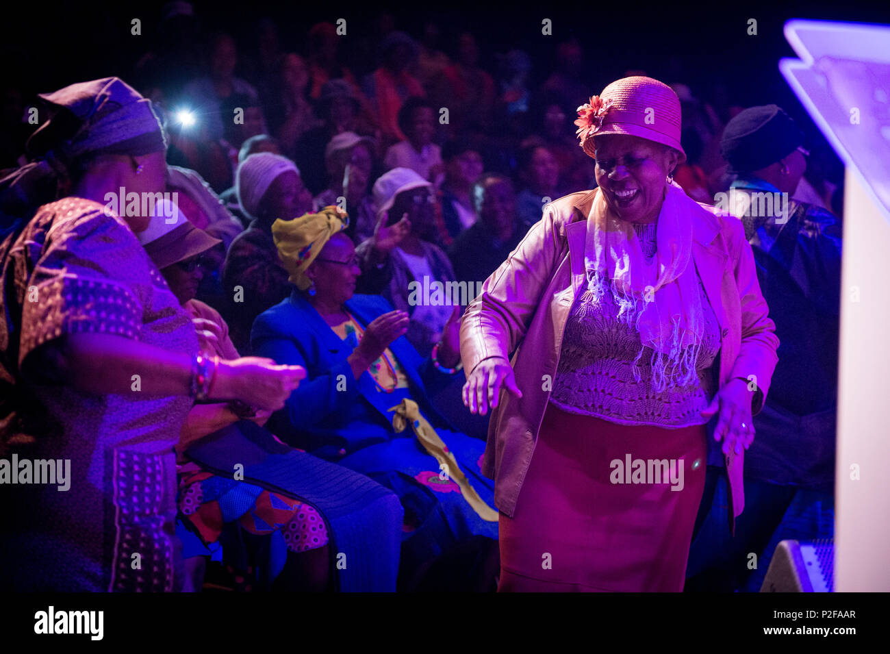 La danse des femmes à la musique jazz joué par les forces aériennes américaines en Europe à un art theatre de Johannesburg, Afrique du Sud, le 15 septembre 2016. L'USAFE Band s'est rendu en Afrique du Sud pour la semaine d'effectuer à l'aérospatiale et de la défense de l'Afrique de l'Expo. Ils ont également eu l'occasion de réaliser pour différents groupes à Johannesburg et Pretoria. (U.S. Air Force photo de Tech. Le Sgt. Ryan Crane) Banque D'Images