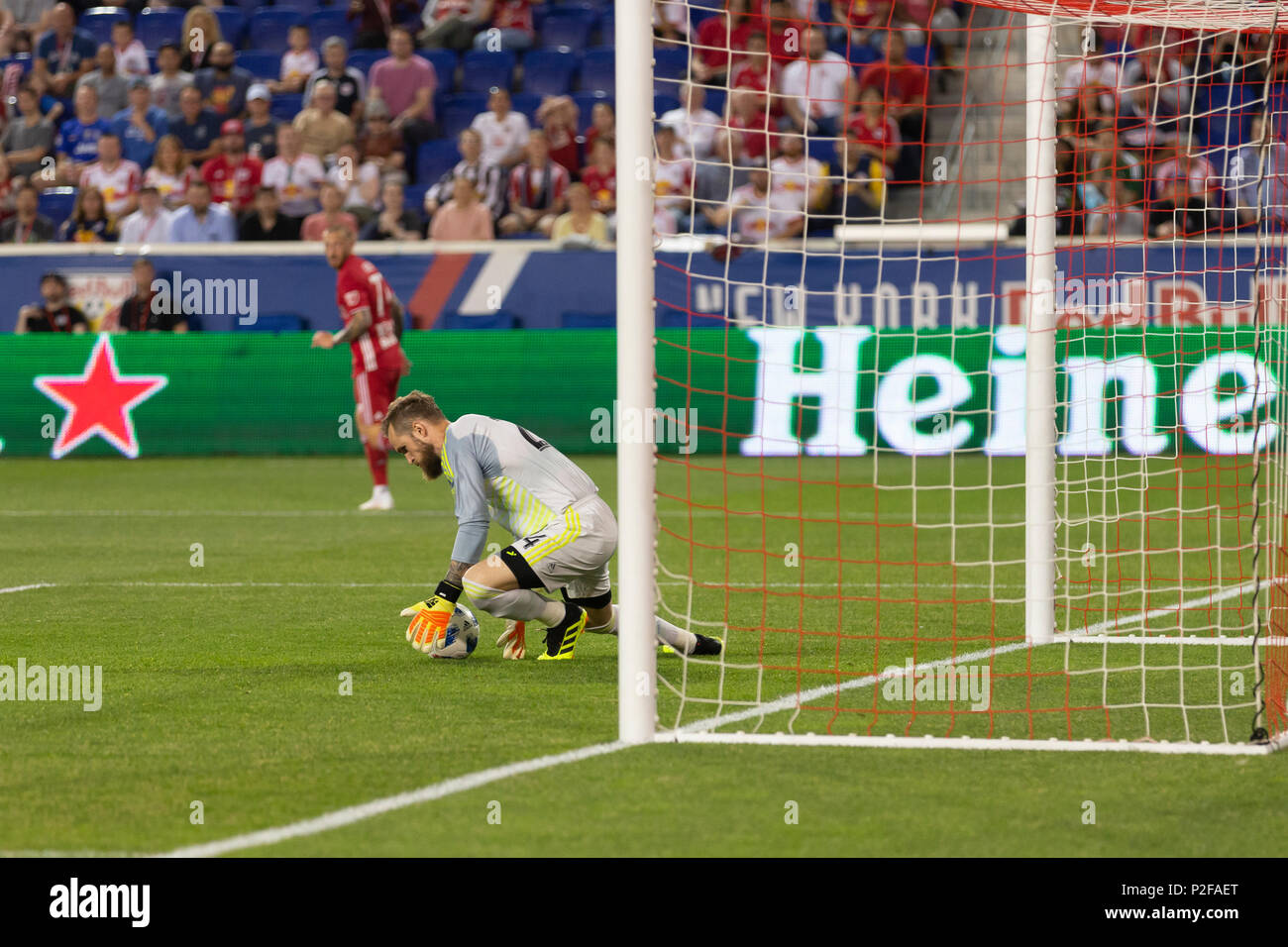 Harrison, NJ - 13 juin 2018 : gardien Stefan Frei (24) de Seattle Sounders enregistre pendant les match contre MLS New York Red Bulls au Red Bull Arena Red Bulls a gagné 2 - 1 Banque D'Images